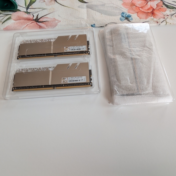 Gold RAM Memory Sticks - Picture 6 of 8